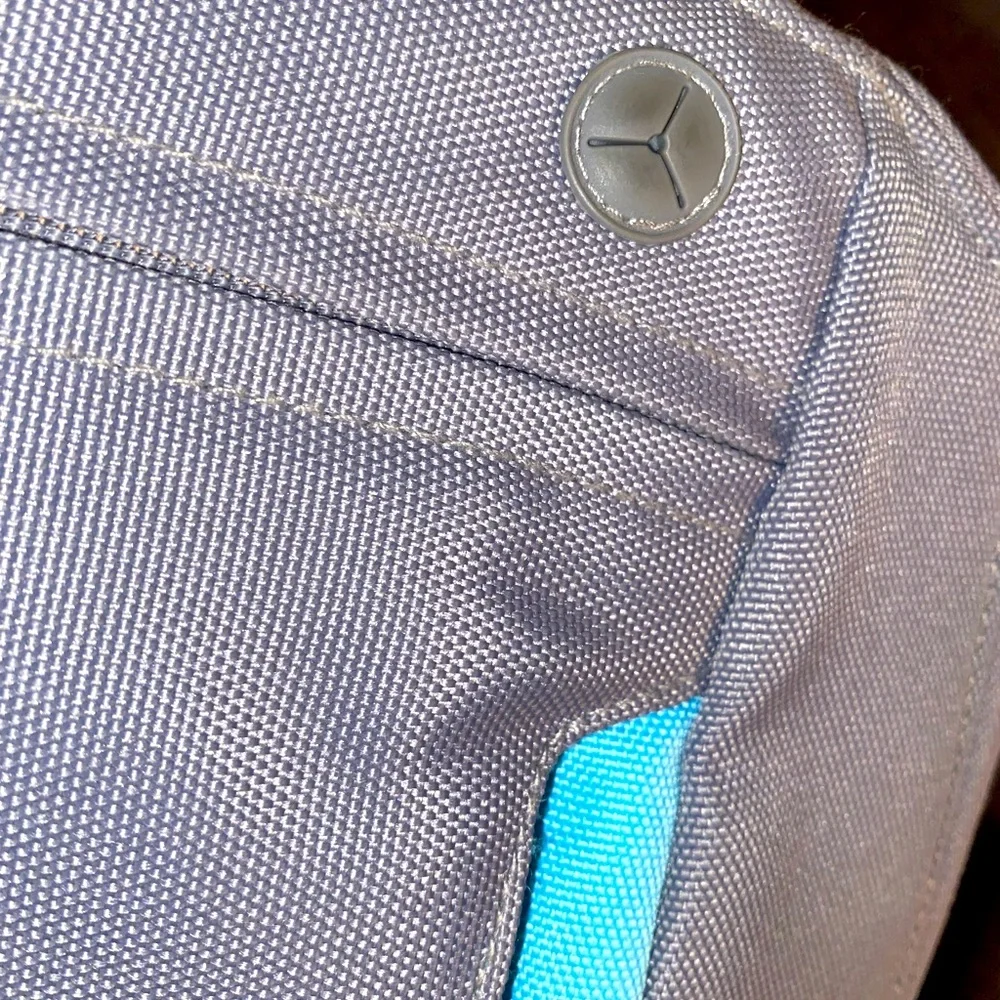 Belkin 17” notebook messenger bag. Cushioned compartment for laptop.